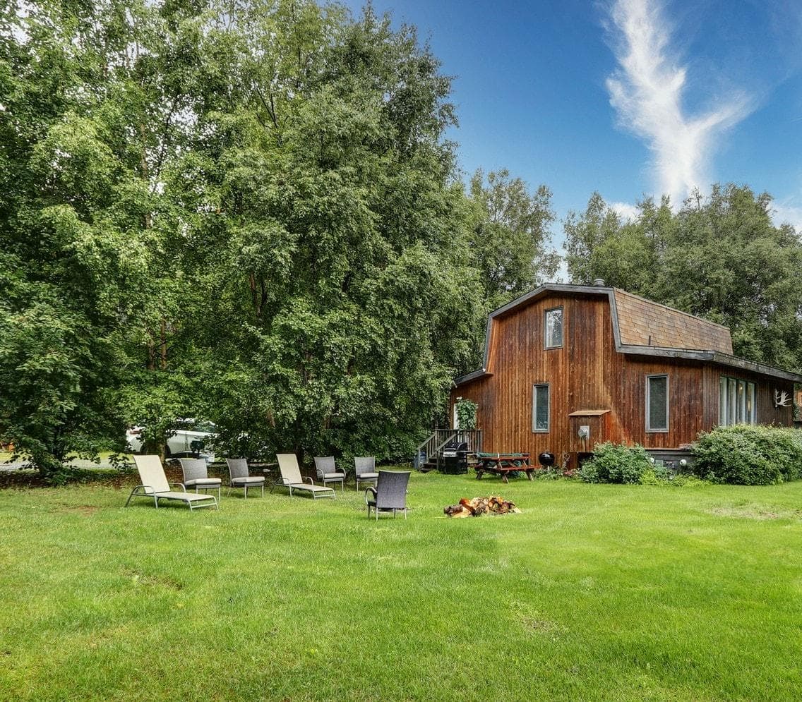 Side Yard with 2 Grills, Picnic Table, Fir Pit and Seating
