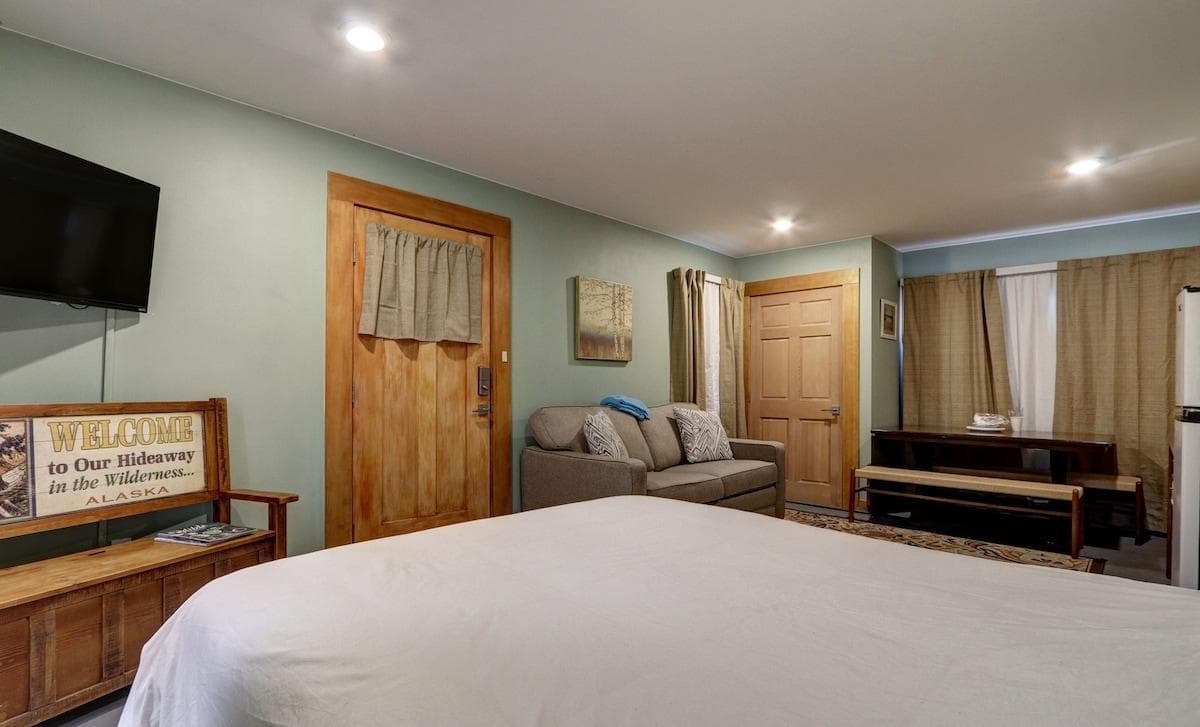 Private Entrance,, Smart TV, Seating, Queen Size Bed and Queen Size Sleeper Sofa 